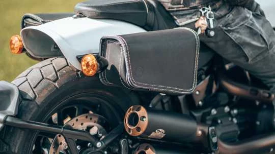 Deemeed Outsider Bobster Satteltasche Rechts Schwarz & Ecry Stitching 6 Deemeed Outsider Bobster Satteltasche Rechts Schwarz & Ecry Stitching – Bild 6